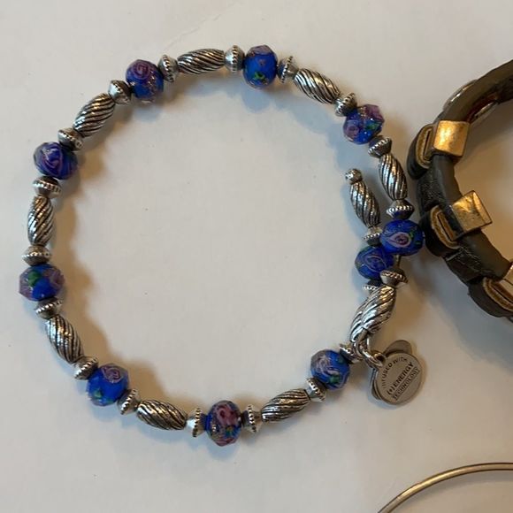 Set of 7 Bracelets - Picture 3 of 9